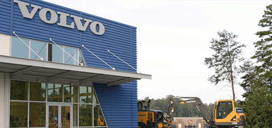 Modrá pobočka Volvo, stroj Volvo v pozadí Obrázek je z roku 2004.