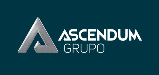 Logo Ascendum Group v bílé a stříbrné barvě s modrým pozadím